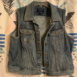 Sleeveless short jean jacket